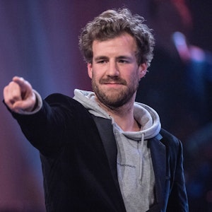 Luke Mockridge, Comedian, nimmt an der Verleihung der Grimme-Preise im Jahr 2019 teil. Er zeigt mit dem Finger auf jemanden oder etwas.