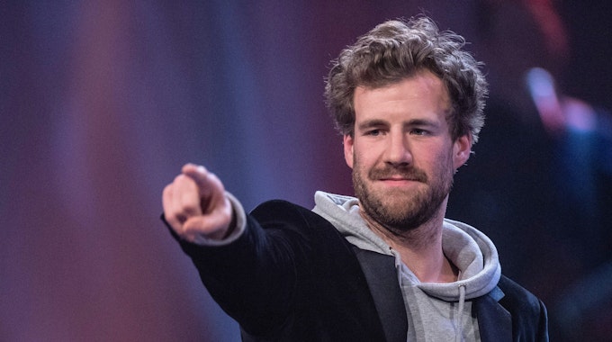 Luke Mockridge, Comedian, nimmt an der Verleihung der Grimme-Preise im Jahr 2019 teil. Er zeigt mit dem Finger auf jemanden oder etwas.
