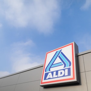Blick auf das Logo von Aldi Nord an einem Aldi-Markt.