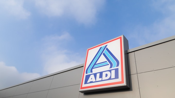Blick auf das Logo von Aldi Nord an einem Aldi-Markt.