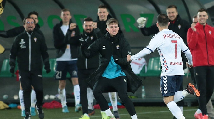 Dani Pacheco bejubelt beim Debüt für Gornik Zabrze im Spiel gegen Bruk-bet Termalika gleich seinen ersten Treffer für das Team um Lukas Podolski.