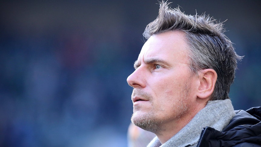 Steffen Korell, Chefscout von Borussia Mönchengladbach, schaut am 10. November 2019 nachdenklich in die Ferne.