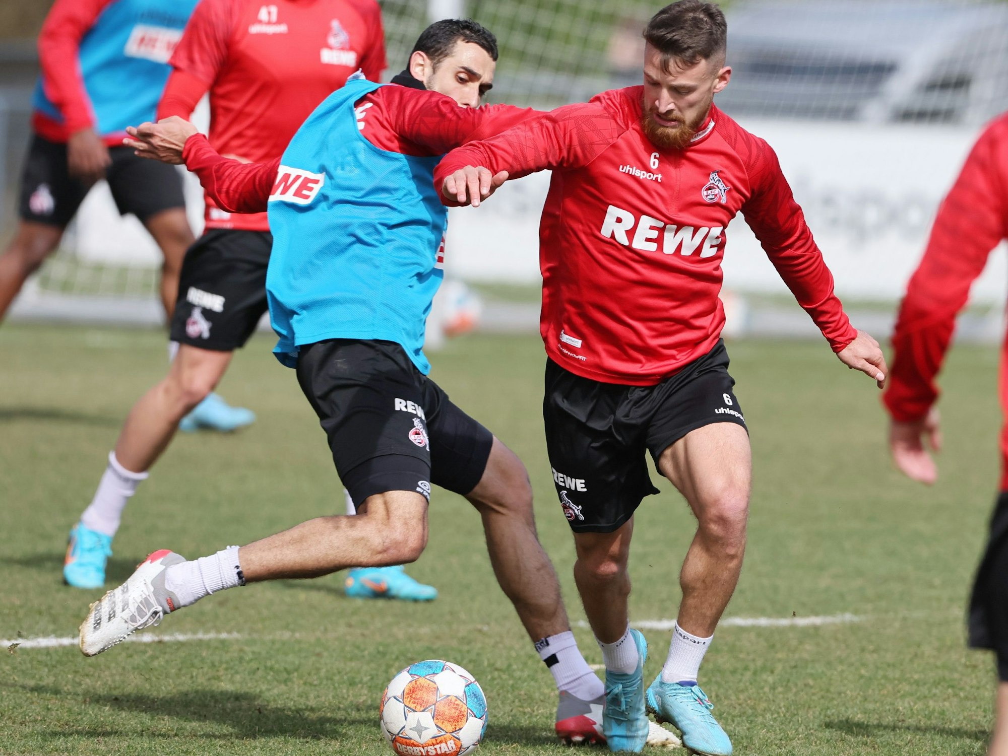 Ellyes Skhiri und Salih Özcan vom 1. FC Köln liefern sich einen Trainingszweikampf.