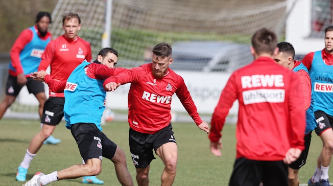 Ellyes Skhiri und Salih Özcan vom 1. FC Köln liefern sich einen Trainingszweikampf.