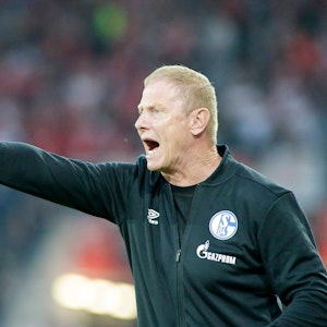 Torsten Fröhling (FC Schalke 04 U23) zeigt aufs Spielfeld und ruft.