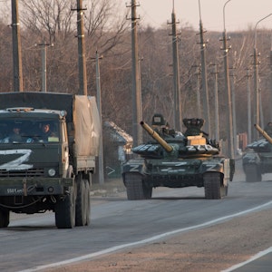 Eine russische Panzerkolonne mit dem aufgemalten „Z“-Symbol in der Ukraine