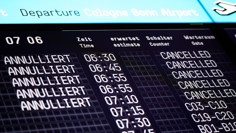 Eine Anzeigetafel auf dem Flughafen zeigt annullierte Flüge.