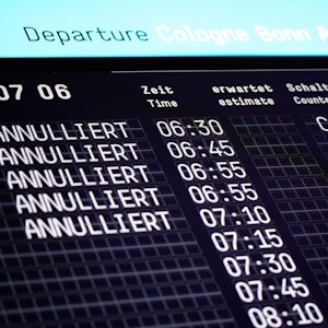Eine Anzeigetafel auf dem Flughafen zeigt annullierte Flüge.