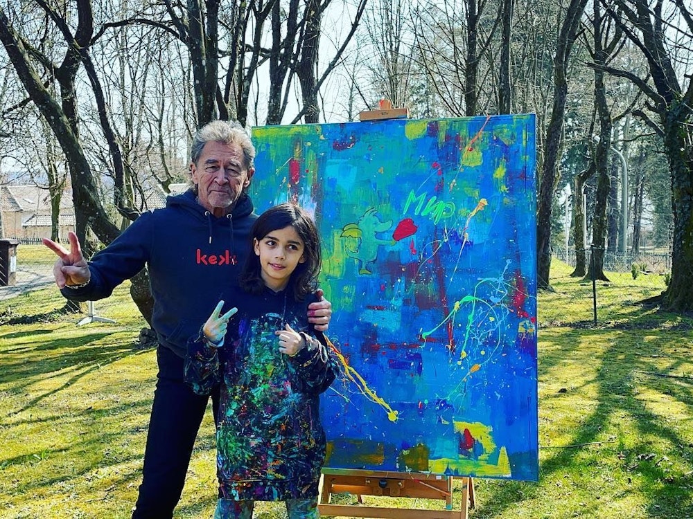 Maler Mikail Akar und Musiker Peter Maffay stehen neben einem Gemälde.