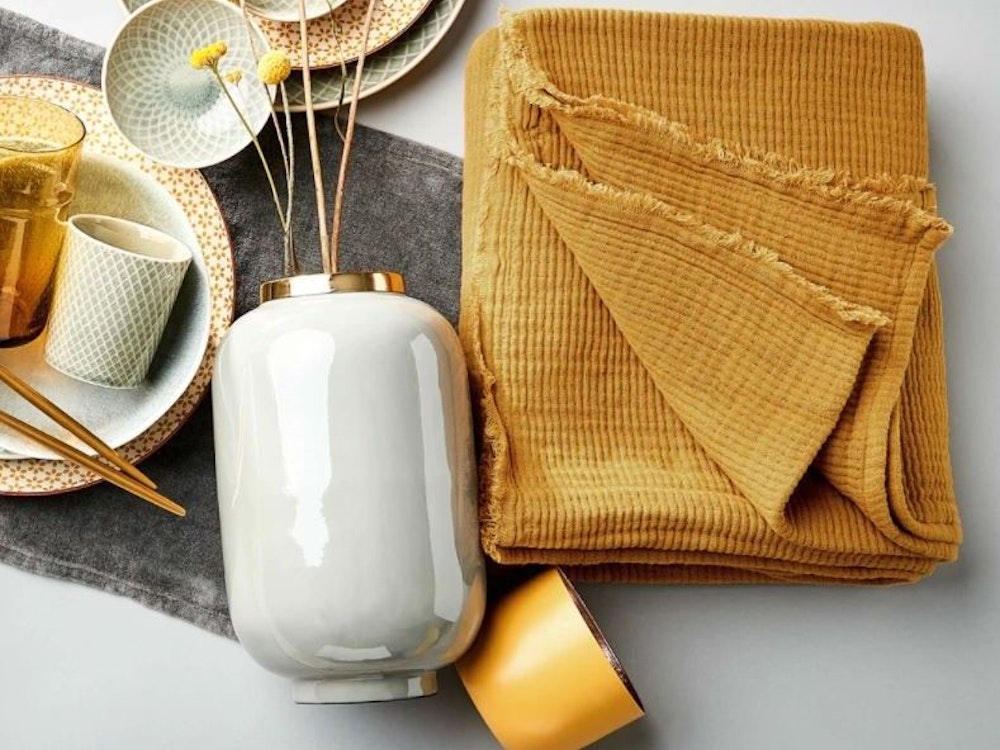 Gelbe-Decke, Vase und Geschirr-Set von Butlers. Bild für Gutschein-der-Woche-Artikel