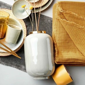 Gelbe-Decke, Vase und Geschirr-Set von Butlers. Bild für Gutschein-der-Woche-Artikel