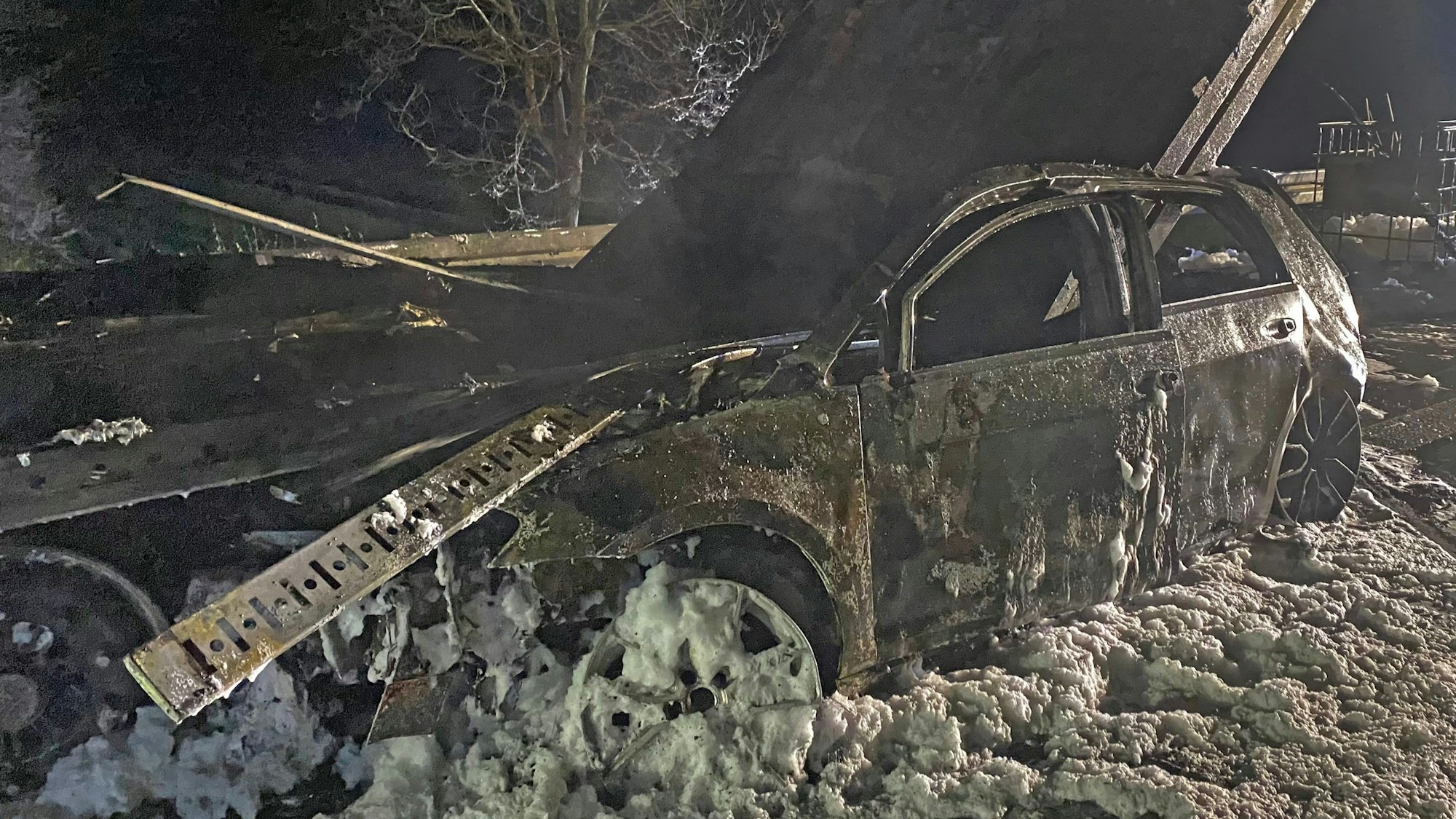 Ausgebranntes Auto nach Unfall auf der A31 in NRW.