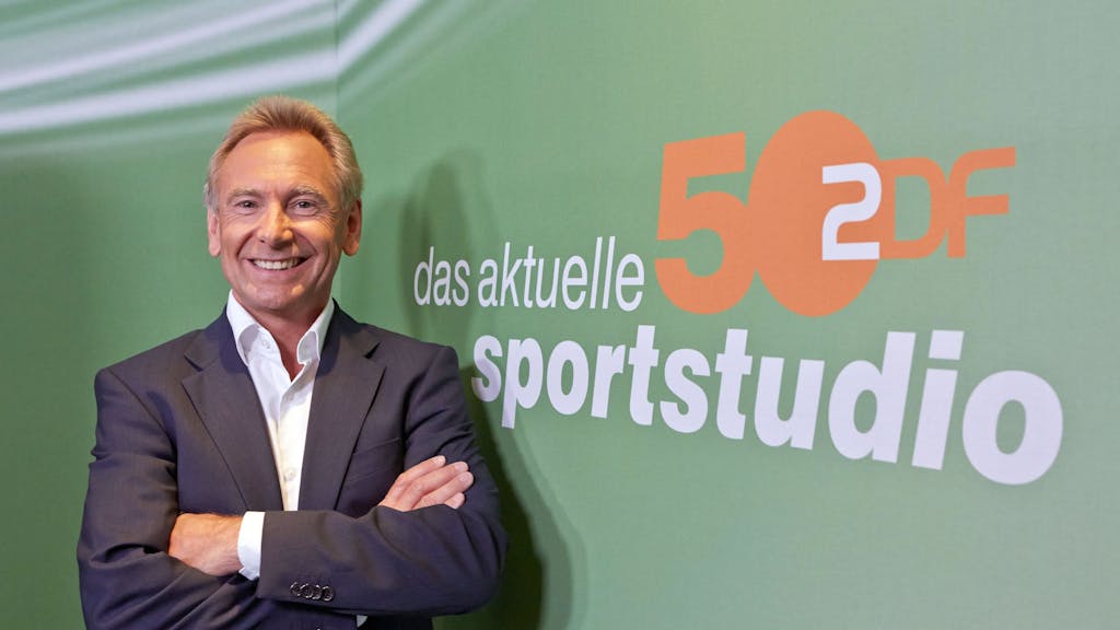 ZDF-Sportchef Dieter Gruschwitz posiert am 02.07.2013 in Hamburg während einer Pressekonferenz zum 50. Jubiläum der ZDF-Sendung «das aktuelle sportstudio».
