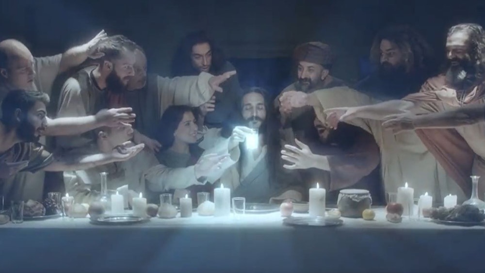 Jesus hat Wasser und den Raki gemischt und nimmt gleich einen Schluck des milchigen Getränks, das wie eine Erscheinung wirkt. Im Werbeclip ist neben den Jüngern auch eine Frau am Tisch.