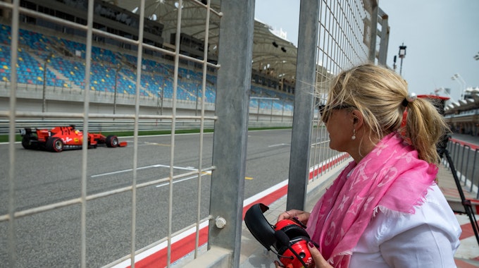 Corinna Schumacher verfolgt eine Testfahrt von Sohn Mick Schumacher im Ferrari aus nächster Nähe.