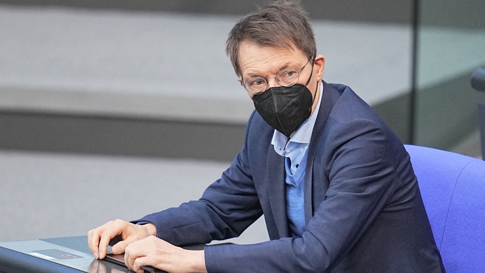 Karl Lauterbach (SPD), Bundesminister für Gesundheit, wartet im Bundestag auf den Beginn der Debatte zum Infektionsschutzgesetz.