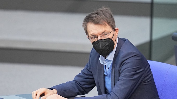 Karl Lauterbach (SPD), Bundesminister für Gesundheit, wartet im Bundestag auf den Beginn der Debatte zum Infektionsschutzgesetz.