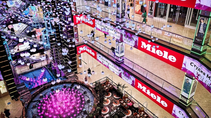 Dieses Foto, das am 7. März in Moskau aufgenommen wurde, zeigt Werbung von Miele im (europäischen) in einem Einkaufszentrum in Moskau. Eine Liste zeigt, welche Unternehmen sich gänzlich aus Russland zurückgezogen haben und welche nicht. Auch Miele hat den Betrieb im Land ausgesetzt.
