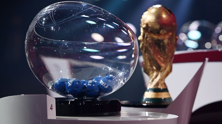 Der FIFA-WM-Pokal steht bei der Auslosung neben den Losen.