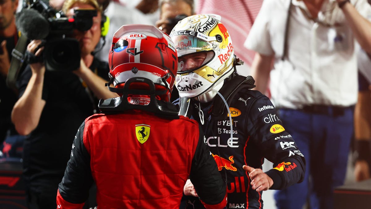 Charles Leclerc gratuliert Max Verstappen zum Sieg im Rennen der Formel 1 in Saudi-Arabien