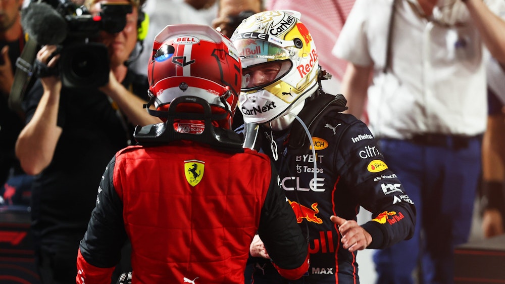 Charles Leclerc gratuliert Max Verstappen zum Sieg im Rennen der Formel 1 in Saudi-Arabien