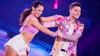 Mike Singer und Christina Luft tanzen in der RTL-Tanzshow „Let's Dance“ im Coloneum. Bei ihrem Auftritt hielt die Profitänzerin ihr Befinden geheim.