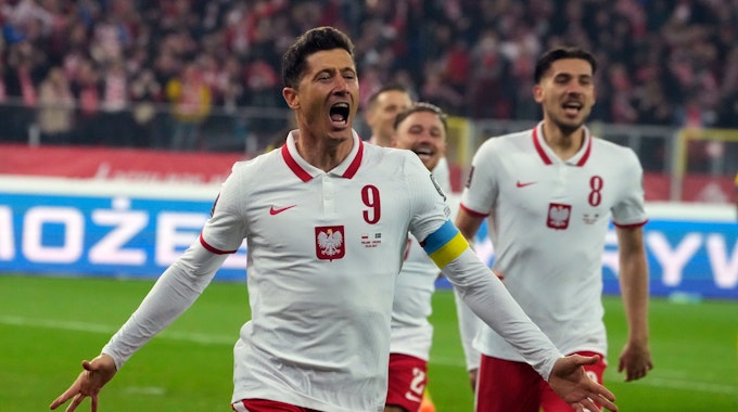 Robert Lewandowski jubelt im Playoff-Duell mit Polen über seinen Treffer gegen Schweden und das WM-Ticket für die Endrunde in Katar.