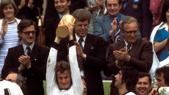 Rainer Bonhof mit dem Weltpokal am 7. Juli 1974 im Münchner Olympiastadion. Gerd Müller (r.) schaut schon sehnsüchtig auf die Trophäe.