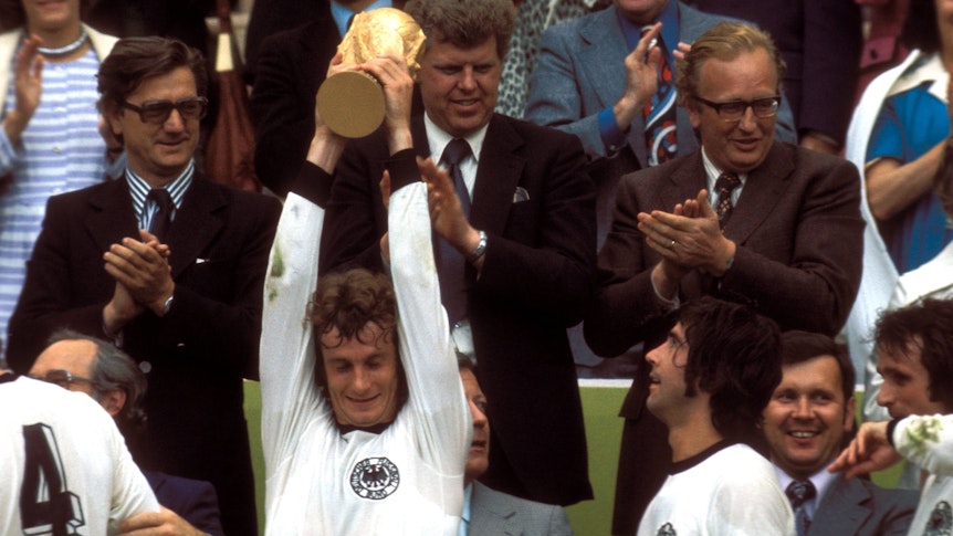 Rainer Bonhof mit dem Weltpokal am 7. Juli 1974 im Münchner Olympiastadion. Gerd Müller (r.) schaut schon sehnsüchtig auf die Trophäe.