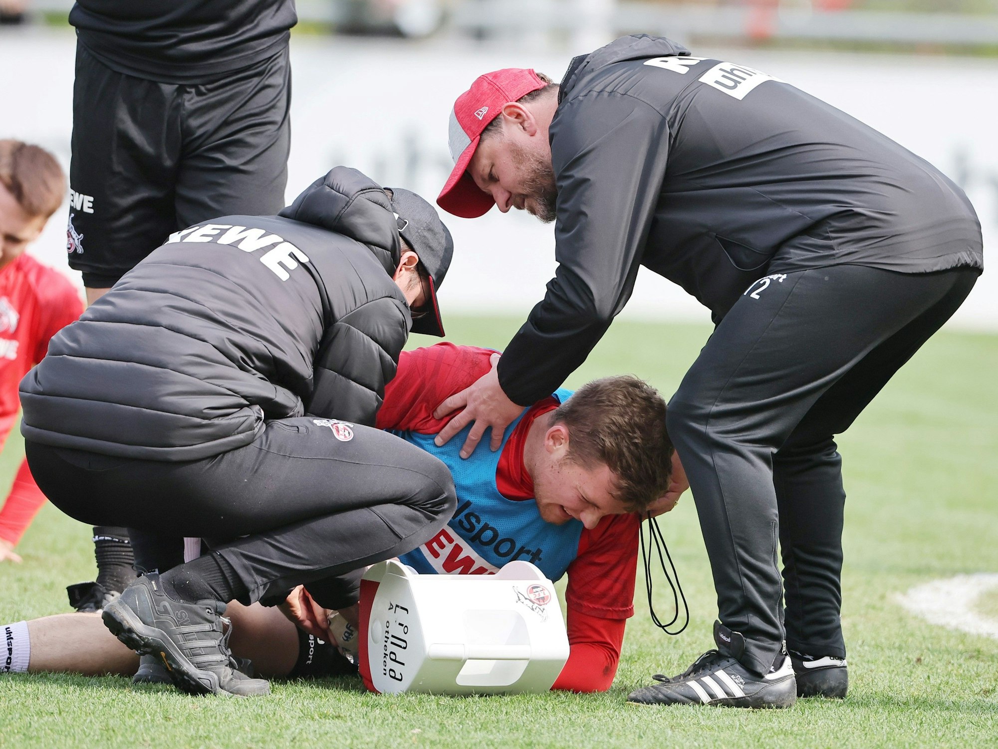 Luca Kilian wird an der verletzten Hand behandelt.