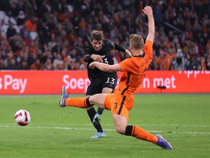 Thomas Müller schießt den Ball ins Tor der Niederlande.