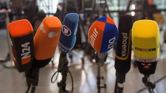 Mikrofone der TV-Sender, N24, ZDF, ARD, DLF Kultur, Phoenix und RTL bei einer Pressekonferenz am 5. Februar 2015.