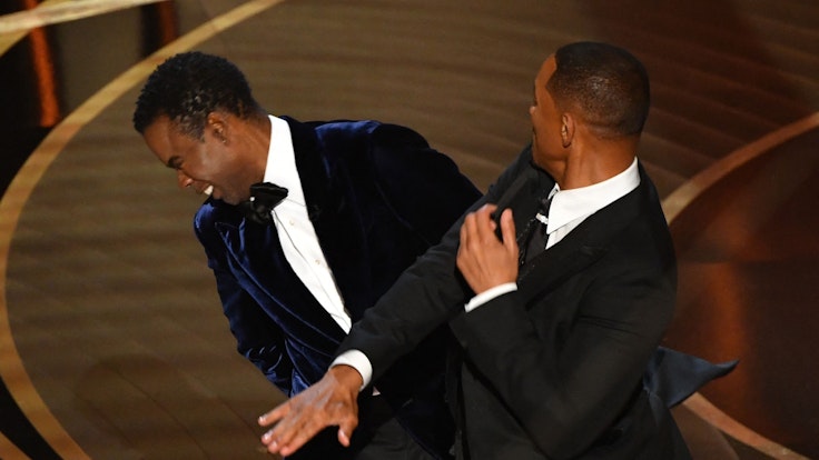 Will Smith (r.) verpasst Chris Rock bei der Oscar-Verleihung am 27. März 2022 eine Ohrfeige.