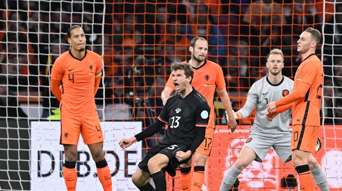 Thomas Müller jubelt im DFB-Test in den Niederlanden über sein Tor zum 1:0.