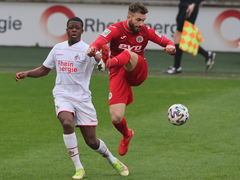 Pierre Nadjombe spielt mit der U21 des 1. FC Köln gegen Oberhausen.
