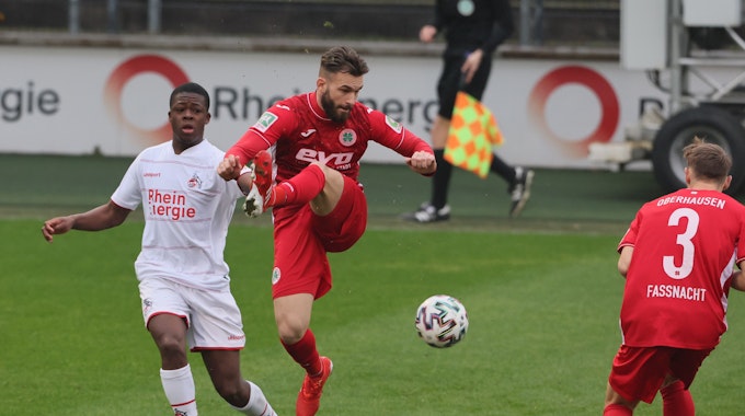 Pierre Nadjombe spielt mit der U21 des 1. FC Köln gegen Oberhausen.