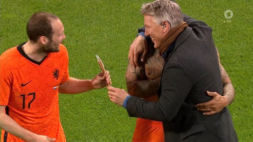 Bastian Schweinsteiger umarmt Memphis Depay und übergibt Daley Blind ein Geschenk für Louis van Gaal.