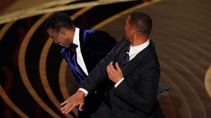 Will Smith (r), Schauspieler und Sänger aus den USA, schlägt Laudator Chris Rock, Schauspieler aus den USA, auf der Bühne, während er den Preis für den besten Dokumentarfilm bei den Oscars, der 94. Verleihung der Academy Awards im Dolby Theatre in Los Angeles, Hollywood überreicht.
