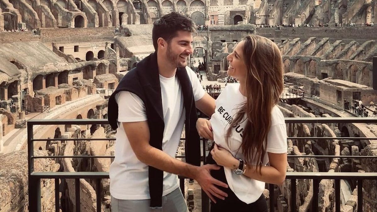 Die spanische TV-Moderatorin Lucía Villalón posiert mit ihrem Partner Gonzalo Melero im Kolosseum in Rom