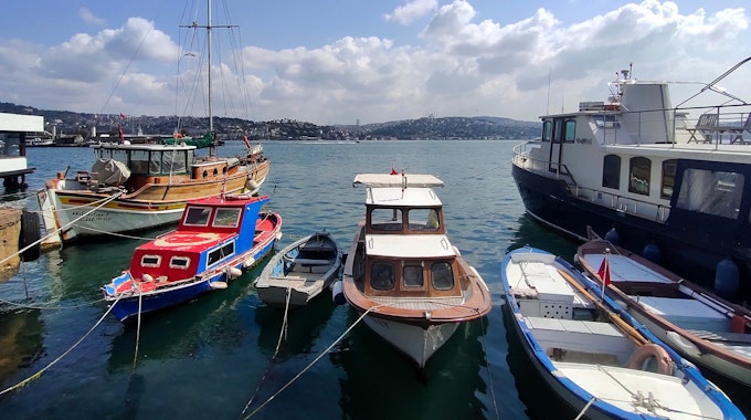 Boote liegen an einem Hafen im Bosporus. Wegen einer treibenden Seemine hat die türkische Regierung den Schiffsverkehr auf der Meerenge Bosporus zeitweise eingestellt.