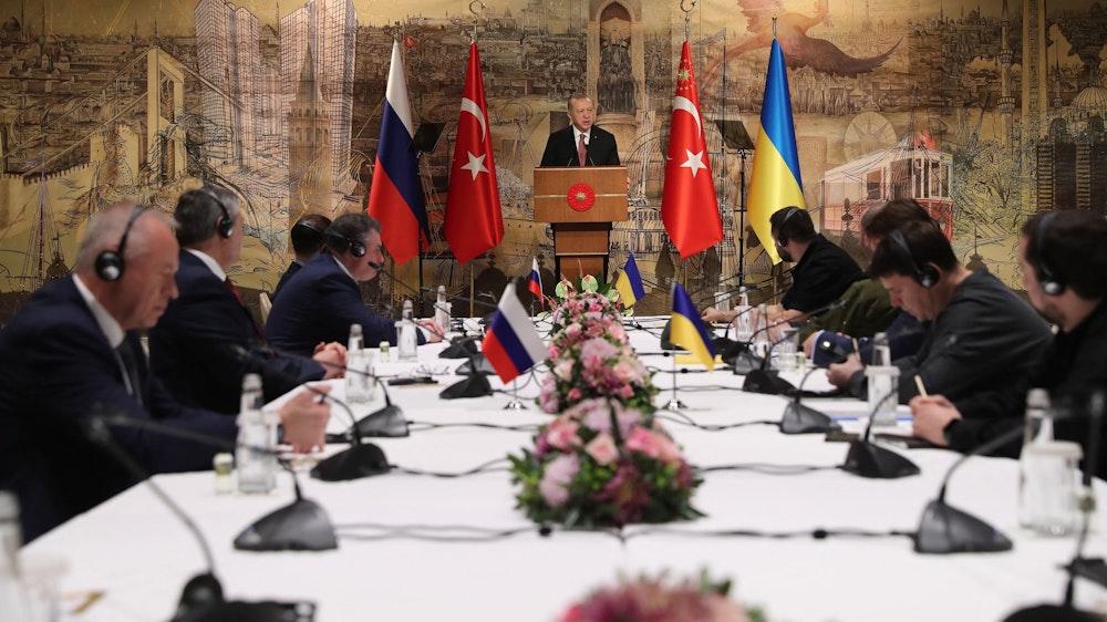 Dieses Handout-Foto, das am 29. März vom Pressedienst des türkischen Präsidenten veröffentlicht wurde, zeigt Recep Tayyip Erdoğan bei der Eröffnung der ukrainisch-russischen Gespräche in Istanbul.