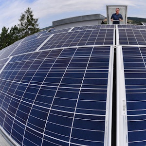 Der Leiter Technik der Wohnungsbaugenossenschaft Fortschritt, Torsten Hoecke, betrachtet am 18.07.2017 in Sondershausen (Thüringen) die Solarpanele auf dem Dach eines Mietshauses.