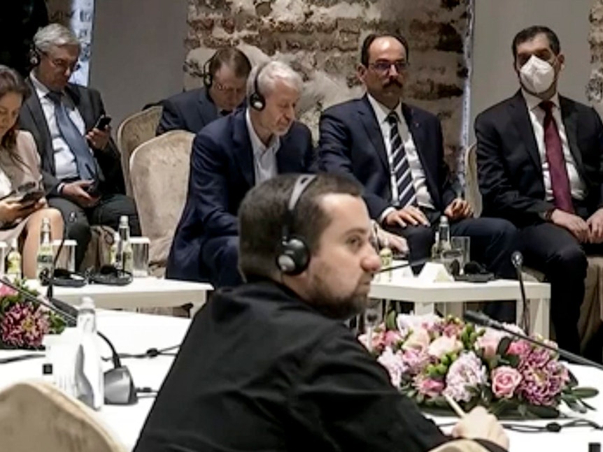 Bei den Verhandlungen zwischen Vertretern aus Russland und der Ukraine soll es in der Türkei zu ersten Annäherungen gekommen sein. Auch Oligarch Roman Abramovic (Bildmitte mit Kopfhörern) nahm teil.