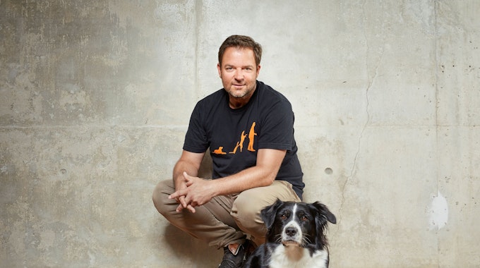 Martin Rütter mit einem Hund vor einer Wand. Foto von der Presseagentur zur Verfügung gestellt.