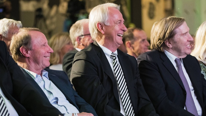 Rainer Bonhof (M.) gemeinsam mit den weiteren Ausnahme-Borussen Berti Vogts (l.) und Günter Netzer (r.) am 3. Mai 2019 im Gladbacher Borussia-Park. Bonhof, Netzer und Vogts lachen während eines Vortrages.