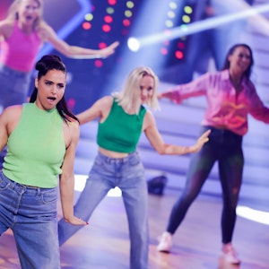 Amira Pocher (vorne), Moderatorin, tanzt in der RTL-Tanzshow "Let's Dance" im Coloneum beim Girls vs Boys Spezial.