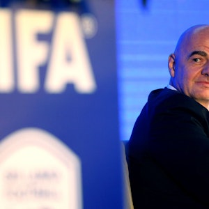 Gianni Infantino vor dem FIFA-Logo.