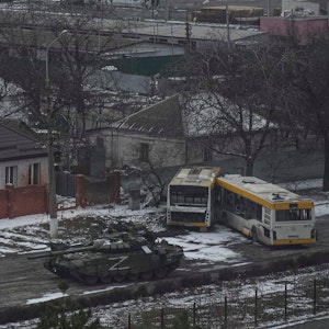 Russische Panzer in der Nähe von Mariupol.
