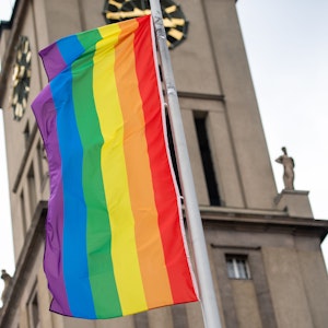 Vor dem Rathaus Schöneberg weht eine Regenbogenflagge.