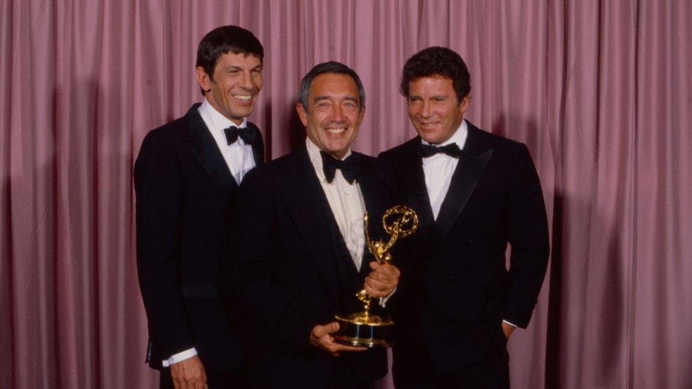 1982 posierte Marvin J. Chomsky (Mitte) mit dem Emmy und den zwei „Star Trek“-Stars Leonard Nimoy (links) und William Shatner.